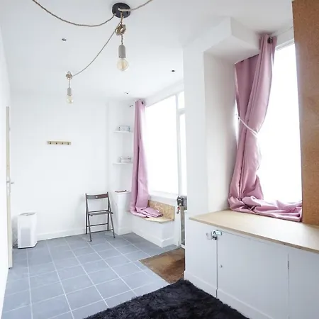 Flat Close To Transport In The 15th District * Paris