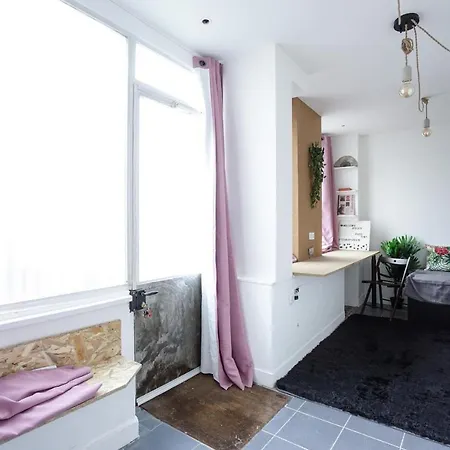 Apartment Flat Close To Transport In The 15th District