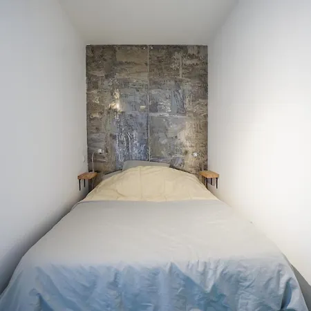 Flat Close To Transport In The 15th District Apartment